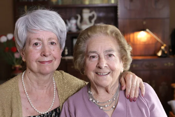 Retrato Dos Mujeres Maduras Pasando Tiempo Juntas Casa — Foto de Stock