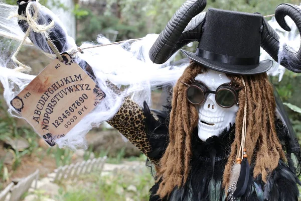 Ritratto Ravvicinato Persona Maschera Halloween Spaventoso Che Tiene Ouija Bordo — Foto Stock