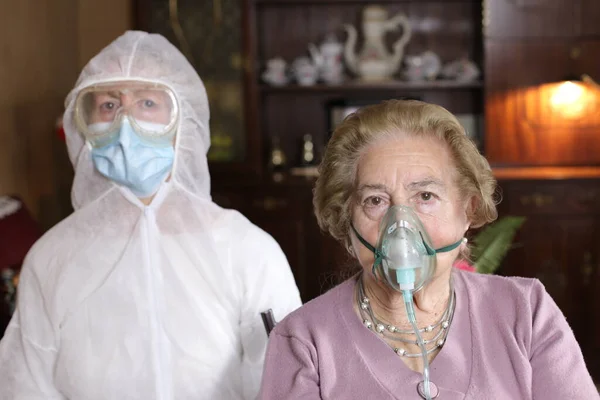 Retrato Duas Mulheres Maduras Máscara Oxigênio Com Médico Traje Protetor — Fotografia de Stock