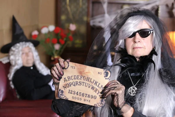 Ritratto Due Donne Mature Costumi Halloween Casa Donna Che Tiene — Foto Stock