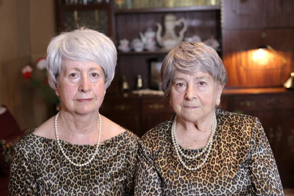 Портрет Двух Зрелых Женщин Стильных Платьях Аксессуарами Дома — стоковое фото