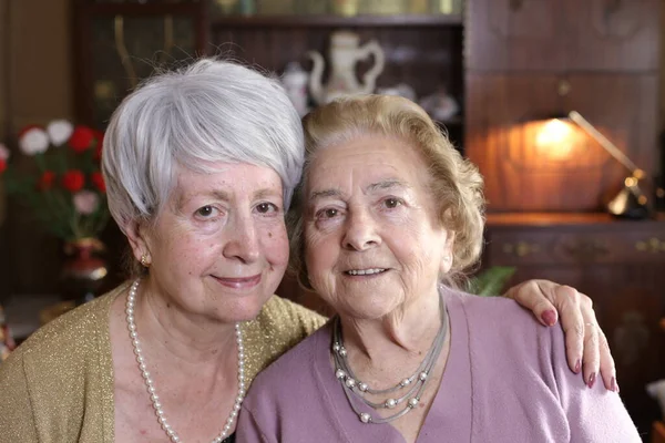 Портрет Двух Зрелых Женщин Проводящих Время Вместе Дома — стоковое фото