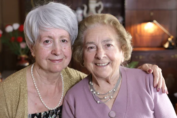 Evde Birlikte Vakit Geçiren Iki Olgun Kadının Portresi — Stok fotoğraf