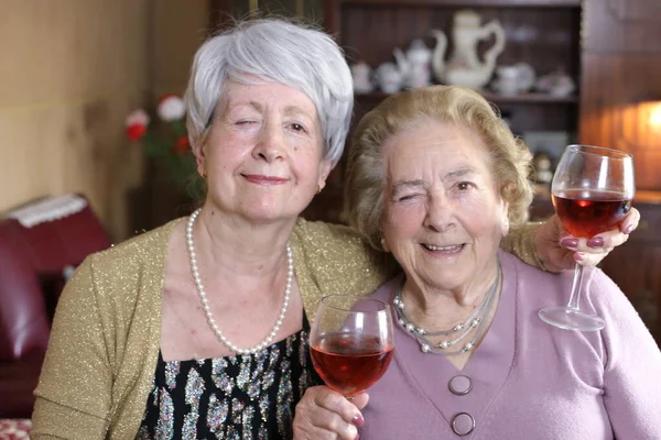 Портрет Двух Зрелых Женщин Красным Вином Проводящих Время Вместе Дома — стоковое фото
