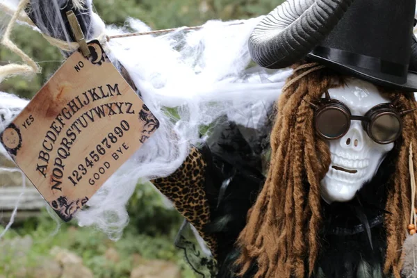 Primer Plano Retrato Persona Espeluznante Máscara Halloween Celebración Ouija Tablero — Foto de Stock