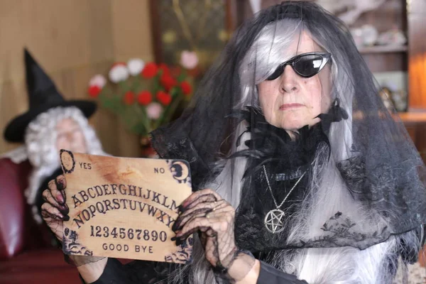 Ritratto Due Donne Mature Costumi Halloween Casa Donna Che Tiene — Foto Stock