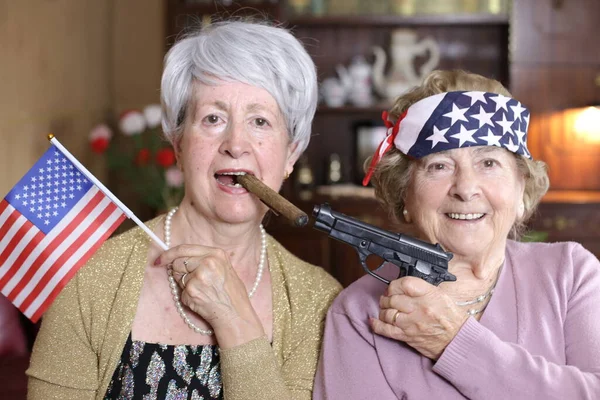 两个在家里拿着美国国旗的成熟女人的肖像 — 图库照片