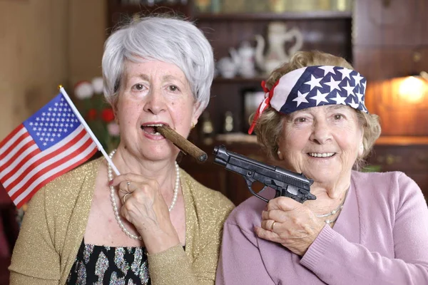 Portrait Deux Femmes Matures Avec Des Drapeaux Américains Maison — Photo