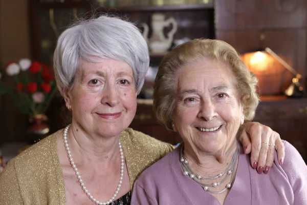 Evde Birlikte Vakit Geçiren Iki Olgun Kadının Portresi — Stok fotoğraf