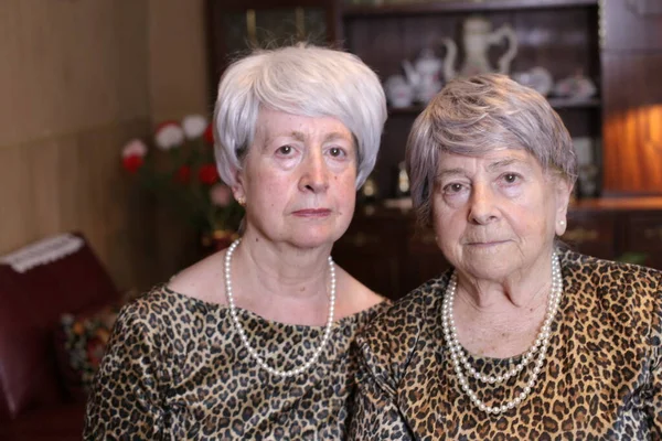 Retrato Duas Mulheres Maduras Vestidos Elegantes Com Acessórios Casa — Fotografia de Stock