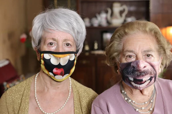 Portret Van Twee Volwassen Vrouwen Adem Maskers Thuis Covid Concept — Stockfoto
