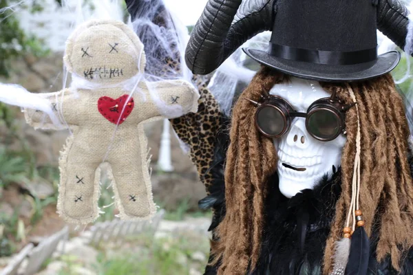 Nahaufnahme Porträt Einer Person Gruseliger Halloween Maske Mit Voodoo Puppe — Stockfoto