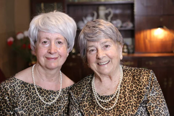 Retrato Dos Mujeres Maduras Vestidos Elegantes Con Accesorios Casa — Foto de Stock