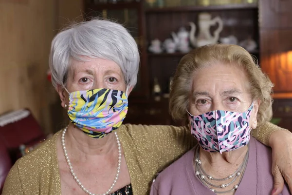 Retrato Dos Mujeres Maduras Máscaras Respiratorias Casa Concepto Covid — Foto de Stock