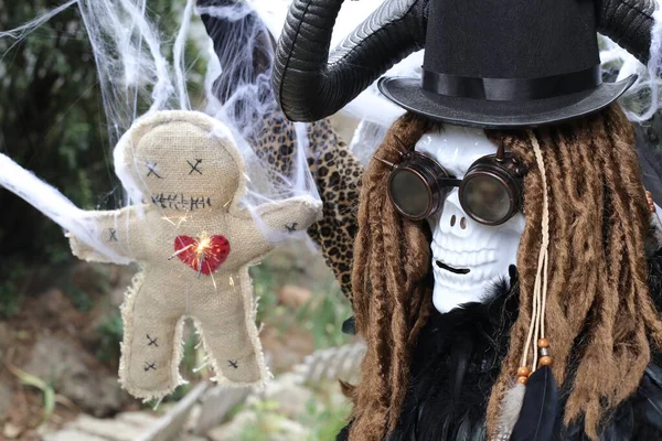 Nahaufnahme Porträt Einer Person Gruseliger Halloween Maske Mit Voodoo Puppe — Stockfoto