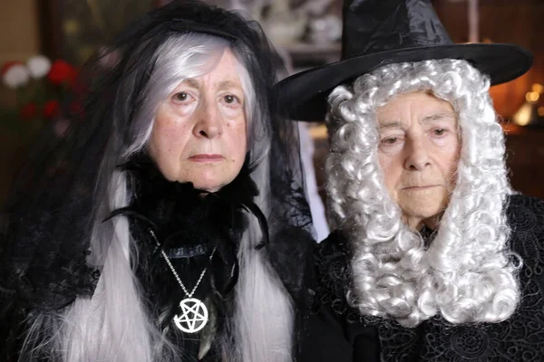 Portret Van Twee Volwassen Vrouwen Halloween Kostuums Thuis — Stockfoto