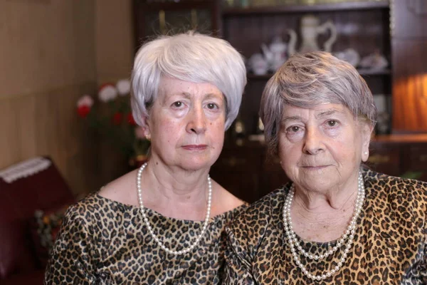 Retrato Duas Mulheres Maduras Vestidos Elegantes Com Acessórios Casa — Fotografia de Stock