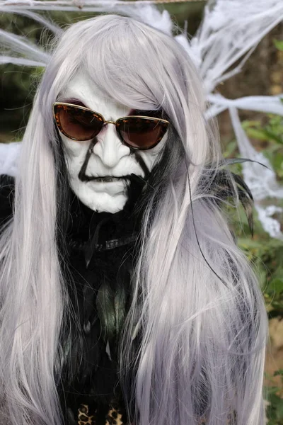 Κοντινό Πορτραίτο Προσώπου Τρομακτική Μάσκα Halloween Γυαλιά Ηλίου — Φωτογραφία Αρχείου