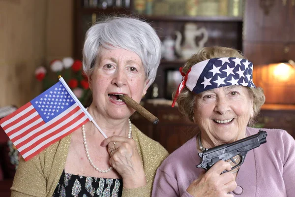 Portret Van Twee Volwassen Vrouwen Met Usa Vlaggen Thuis — Stockfoto