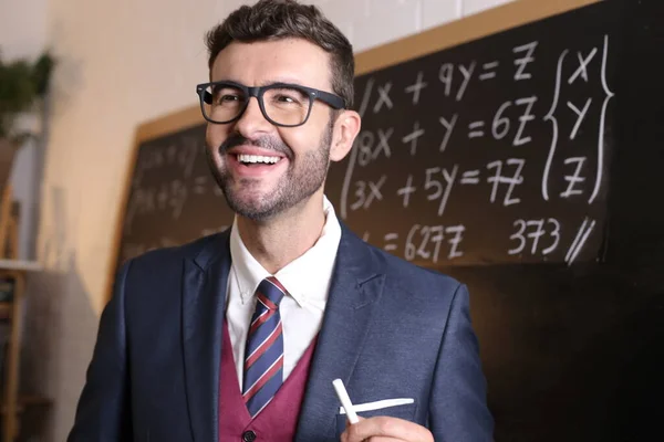 Ritratto Ravvicinato Giovane Insegnante Giacca Cravatta Che Tiene Gesso Davanti — Foto Stock