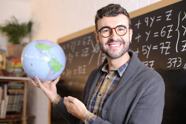 Primer Plano Retrato Guapo Joven Profesor Sosteniendo Globo Geográfico Delante —  Fotos de Stock