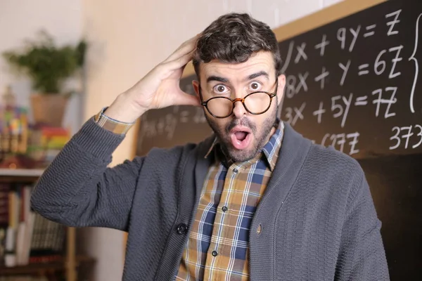 Retrato Cerca Del Joven Profesor Emocional Con Anteojos Delante Pizarra —  Fotos de Stock