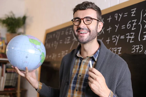 Primer Plano Retrato Guapo Joven Profesor Sosteniendo Globo Geográfico Delante —  Fotos de Stock