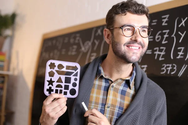 Close Retrato Bonito Jovem Professor Segurando Modelo Com Figuras Geométricas — Fotografia de Stock