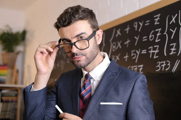 Primer Plano Retrato Guapo Joven Profesor Traje Con Corbata Delante —  Fotos de Stock