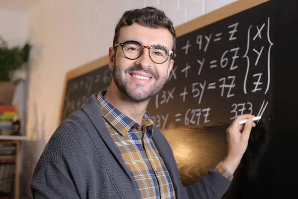 Primer Plano Retrato Guapo Joven Profesor Escribir Ejemplo Matemáticas Pizarra —  Fotos de Stock