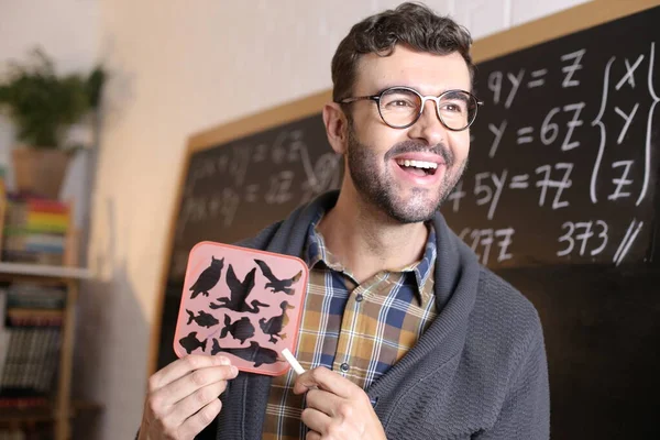 Primer Plano Retrato Guapo Joven Profesor Sosteniendo Plantilla Con Peces —  Fotos de Stock