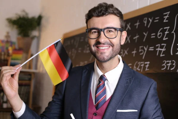 Zblízka Portrét Pohledného Mladého Učitele Držícího Vlajku Německa Před Tabulí — Stock fotografie