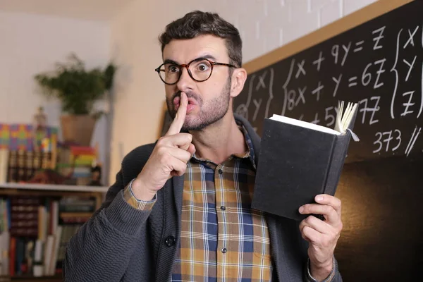 Primer Plano Retrato Guapo Joven Profesor Con Libro Delante Pizarra — Foto de Stock