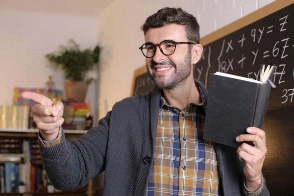 Primer Plano Retrato Guapo Joven Profesor Con Libro Delante Pizarra —  Fotos de Stock