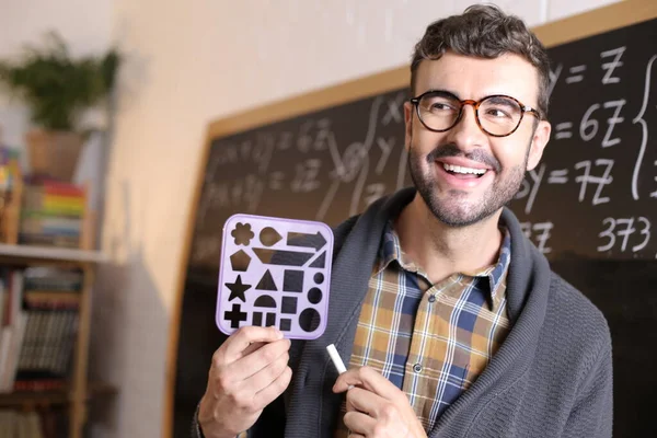 Close Retrato Bonito Jovem Professor Segurando Modelo Com Figuras Geométricas — Fotografia de Stock