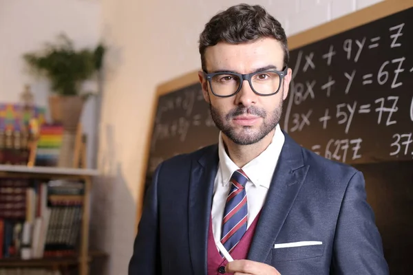 Nahaufnahme Porträt Einer Hübschen Jungen Lehrerin Anzug Mit Krawatte Vor — Stockfoto