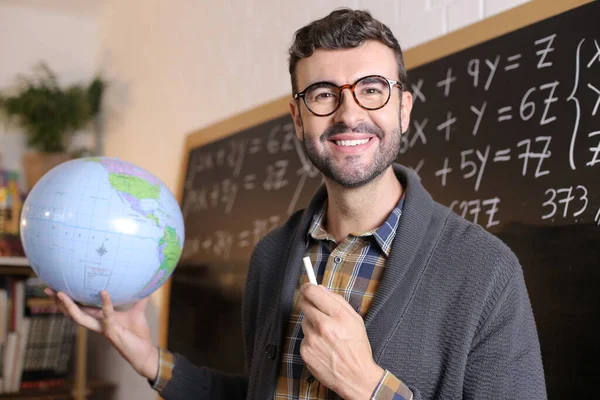 Primer Plano Retrato Guapo Joven Profesor Sosteniendo Globo Geográfico Delante —  Fotos de Stock