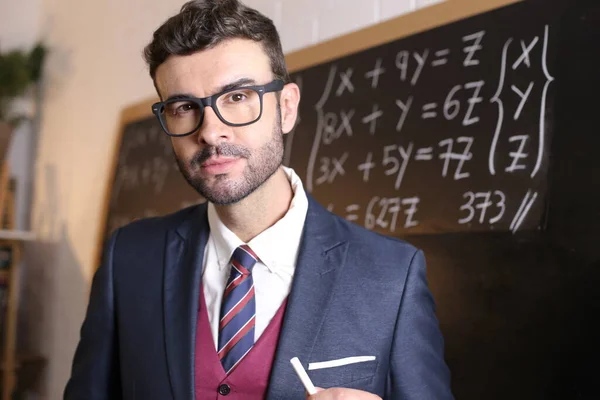 Nahaufnahme Porträt Eines Hübschen Jungen Lehrers Anzug Mit Kreide Vor — Stockfoto
