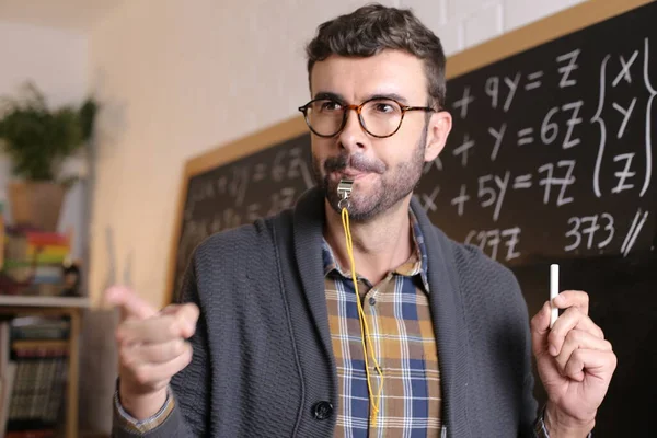 Primer Plano Retrato Guapo Joven Profesor Con Silbato Entrenador Tiza —  Fotos de Stock