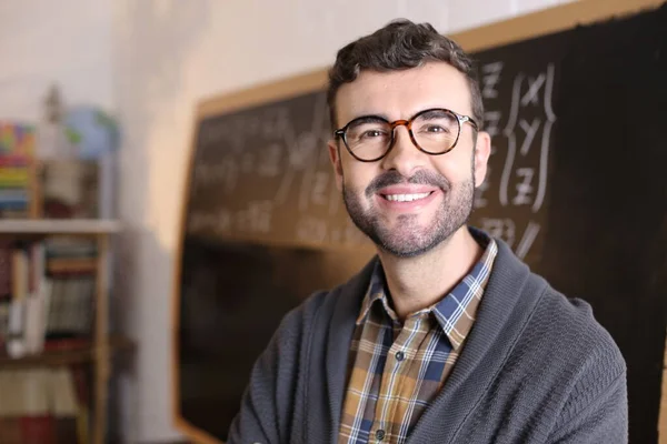 Primer Plano Retrato Guapo Joven Profesor Frente Pizarra Aula —  Fotos de Stock