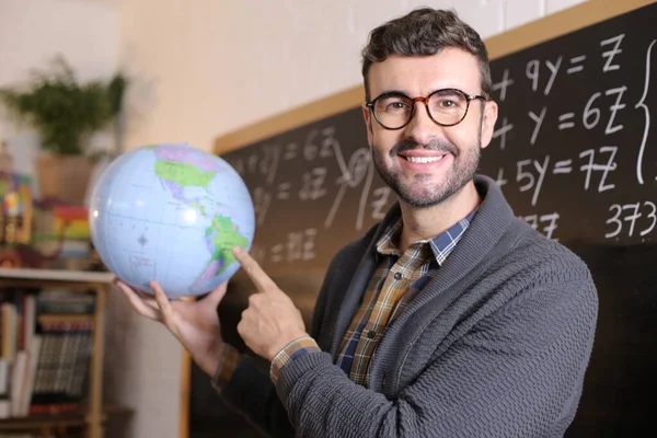 Primer Plano Retrato Guapo Joven Profesor Sosteniendo Globo Geográfico Delante —  Fotos de Stock