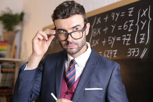 Primer Plano Retrato Guapo Joven Profesor Traje Con Tiza Delante —  Fotos de Stock