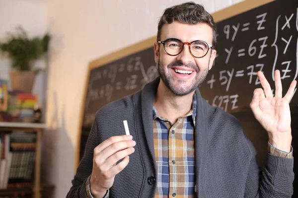 Primer Plano Retrato Guapo Joven Profesor Sosteniendo Tiza Delante Pizarra —  Fotos de Stock