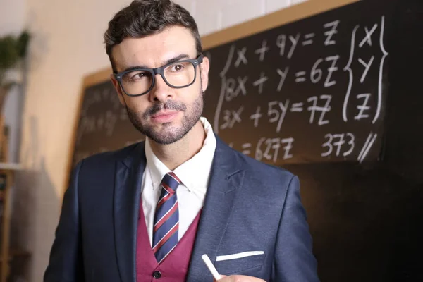 Primer Plano Retrato Guapo Joven Profesor Traje Con Tiza Delante —  Fotos de Stock