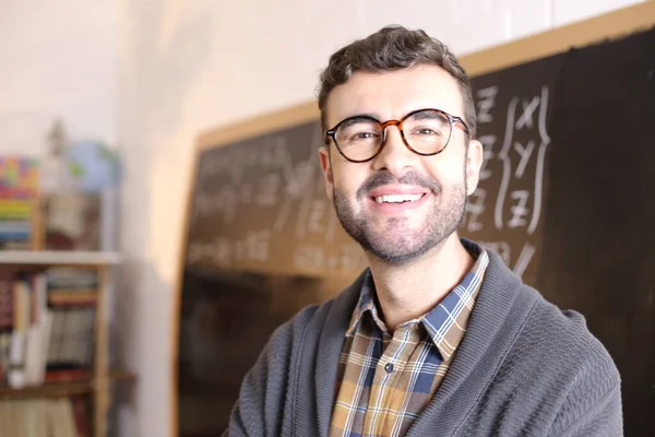 Primer Plano Retrato Guapo Joven Profesor Frente Pizarra Aula —  Fotos de Stock