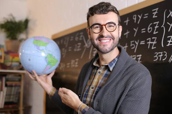 Primer Plano Retrato Guapo Joven Profesor Sosteniendo Globo Geográfico Delante —  Fotos de Stock