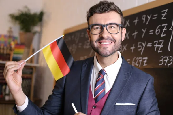 Close Retrato Bonito Jovem Professor Segurando Bandeira Alemanha Frente Quadro — Fotografia de Stock