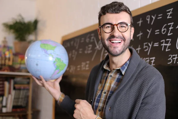 Primer Plano Retrato Guapo Joven Profesor Sosteniendo Globo Geográfico Delante —  Fotos de Stock