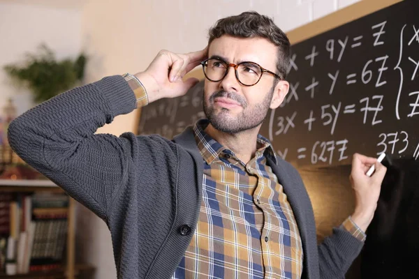 Nahaufnahme Porträt Eines Hübschen Jungen Lehrers Der Mathe Beispiel Auf — Stockfoto