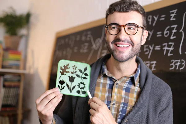 Primer Plano Retrato Guapo Joven Profesor Sosteniendo Plantilla Con Flores —  Fotos de Stock